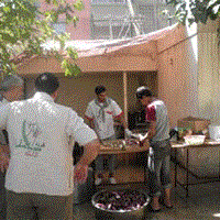 هيئة فلسطين الخيرية تقيم مطبخاً مركزياً لتوفير مراكز إيواء في مخيم اليرموك